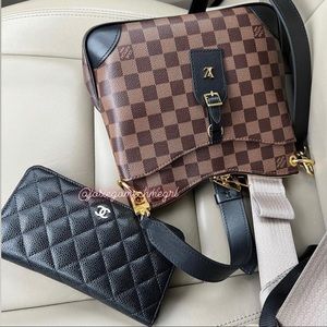 CHANEL CAVIAR Zip Wallet